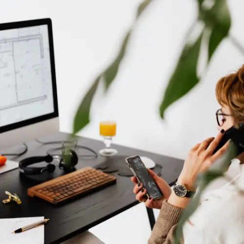 Mobiles Arbeiten im Homeoffice: Ergonomischer Arbeitsplatz mit Laptop und externer Tastatur gemäß Betriebsvereinbarung zum Gesundheitsschutz