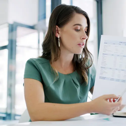 Mitarbeiterin betrachtet nachdenklich ihre Gehaltsabrechnung mit variablen Vergütungsbestandteilen – Symbol für die Notwendigkeit von variabler Vergütung Mitbestimmung durch den Betriebsrat