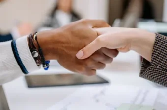 Betriebsrat und Geschäftsführung sitzen gemeinsam am Verhandlungstisch und besprechen Kriterien für variable Vergütung Mitbestimmung und faire Bonusregelungen im Unternehmen