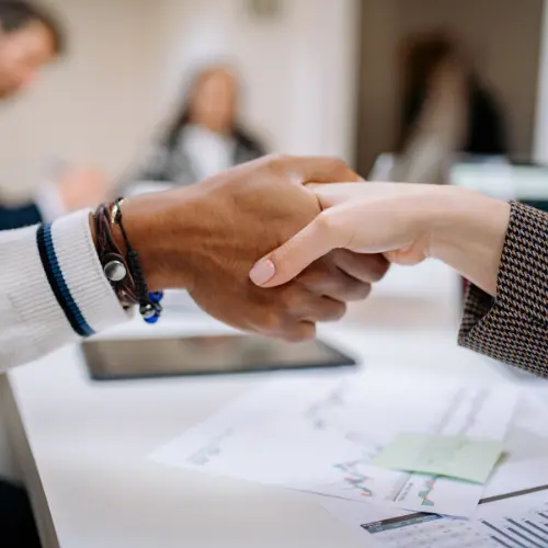 Betriebsrat und Geschäftsführung sitzen gemeinsam am Verhandlungstisch und besprechen Kriterien für variable Vergütung Mitbestimmung und faire Bonusregelungen im Unternehmen