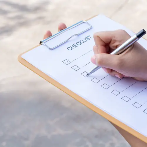Checkliste auf einem Klemmbrett symbolisiert den 10-Punkte-Plan für die rechtssichere konstituierende Sitzung des neuen Betriebsrats