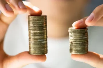 Eine Waage im Gleichgewicht mit Euro-Symbolen zeigt die Wirkung der Entgelttransparenzrichtlinie.