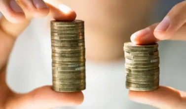 Eine Waage im Gleichgewicht mit Euro-Symbolen zeigt die Wirkung der Entgelttransparenzrichtlinie.