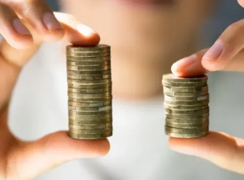 Eine Waage im Gleichgewicht mit Euro-Symbolen zeigt die Wirkung der Entgelttransparenzrichtlinie.