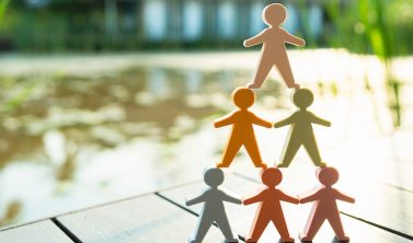 Mitglieder des Betriebsrats analysieren gemeinsam am Besprechungstisch einen Entwurf zur gesundheitsschonenden Schichtplanung.