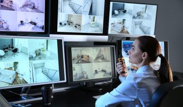 Eine moderne Kamera mit Sensorik in einer Produktionshalle verdeutlicht die Notwendigkeit einer Betriebsvereinbarung Videoüberwachung.