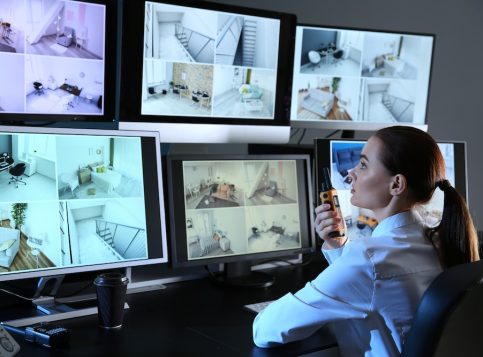 Eine moderne Kamera mit Sensorik in einer Produktionshalle verdeutlicht die Notwendigkeit einer Betriebsvereinbarung Videoüberwachung.