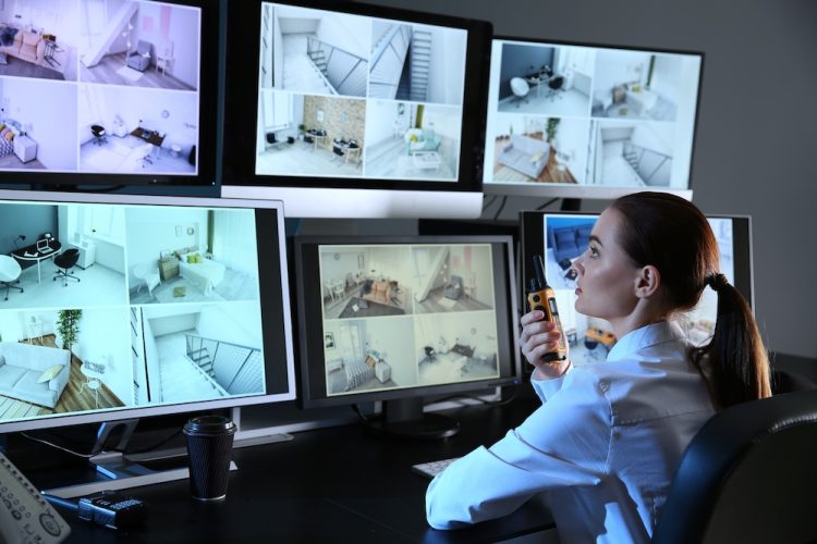 Eine moderne Kamera mit Sensorik in einer Produktionshalle verdeutlicht die Notwendigkeit einer Betriebsvereinbarung Videoüberwachung.