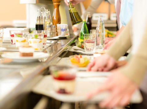 Beschäftigte in der Kantine nutzen einen steuerfreien Essenszuschuss Arbeitgeber für ihr tägliches Mittagessen.